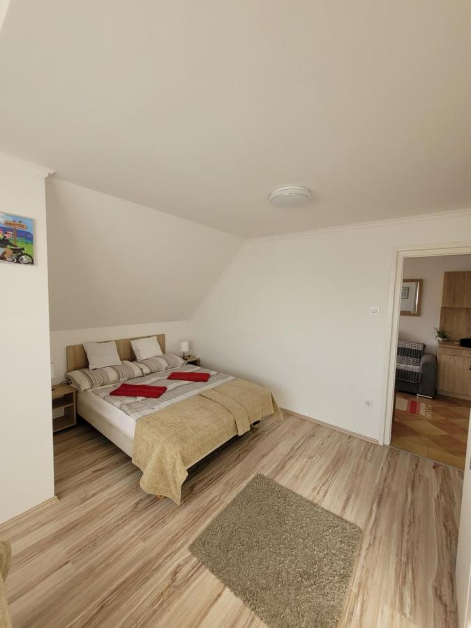 Zoe Apartman *