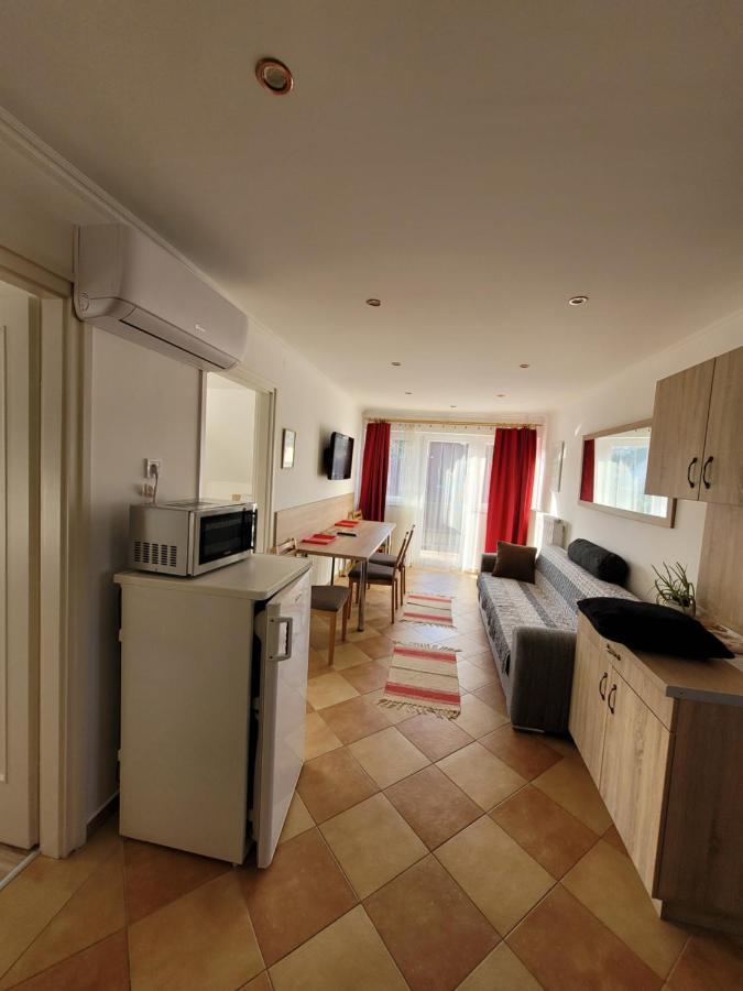 Zoe Apartman *