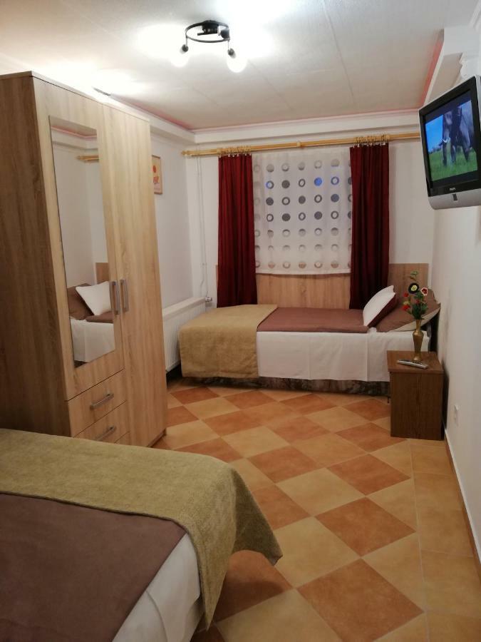 Zoe Apartman *