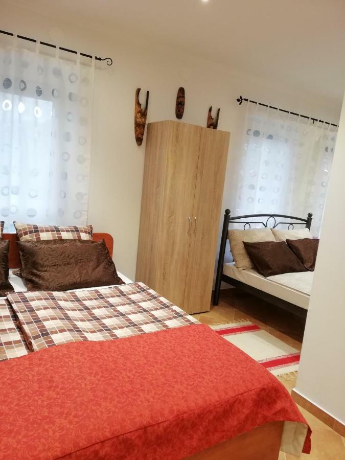 Zoe Apartman *